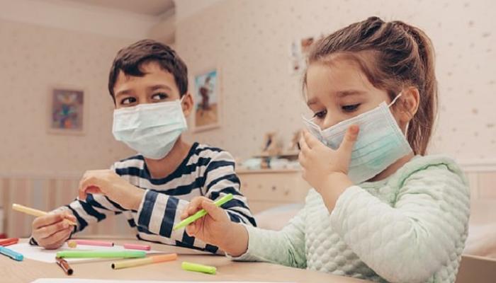 أطفال يرتدون أقنعة - ديلي ميل