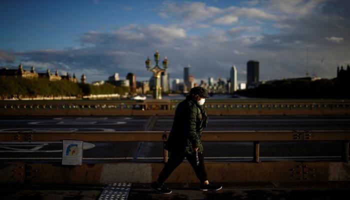 شخص يرتدي كمامة للوقاية من عدوى كورونا في بريطانيا