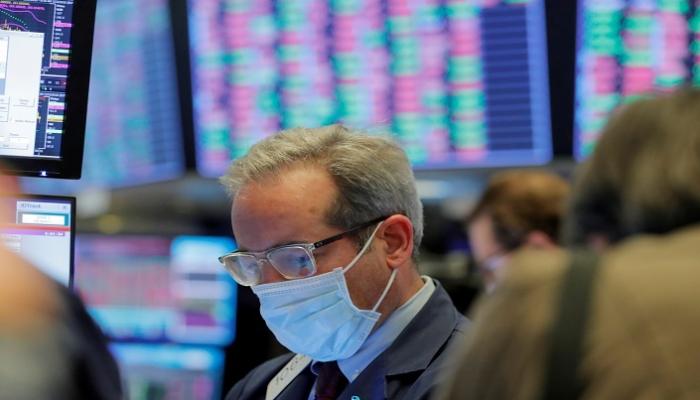 متعاملون أثناء التداول في بورصة وول ستريت - رويترز