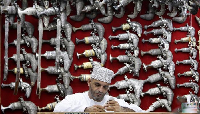 عماني في محل لبيع الخناجر التقليدية