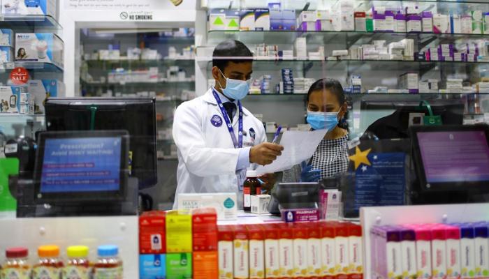 صيدلي يرتدي الكمامة للوقاية من فيروس كورونا في الإمارات