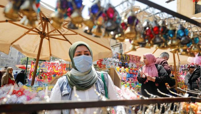 إحدى السيدات المصريات تختار بين عدد من فوانيس رمضان