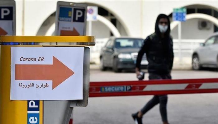 لبناني يمر أمام مدخل الطوارئ بمستشفى رفيق الحريري في بيروت