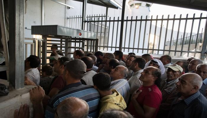 عمال فلسطينيون على مداخل مدن إسرائيلية - أرشيفية