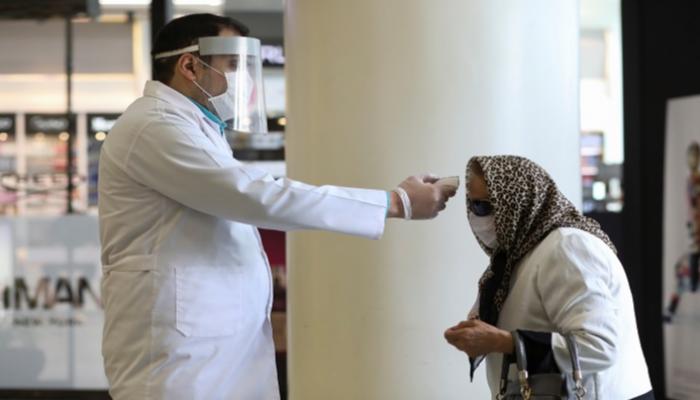 سيدة مسنة تخضع لفحص كورونا في إيران