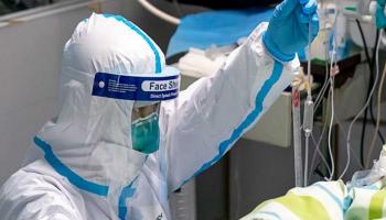 طبيب يفحص أحد المصابين بفيروس كورونا