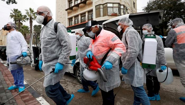 فلسطينيون يستعدون لإجراء عمليات تطهير لاحتواء فيروس كورونا