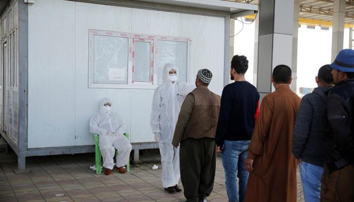 عراقيون ينتظرون دورهم لإجراء فحوص كورونا