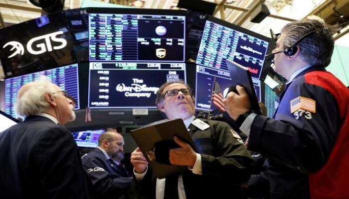 متعاملون أثناء التداول في البورصة الأمريكية