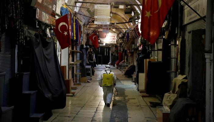 عامل تطهير يعقم أحد الأوساق التركية