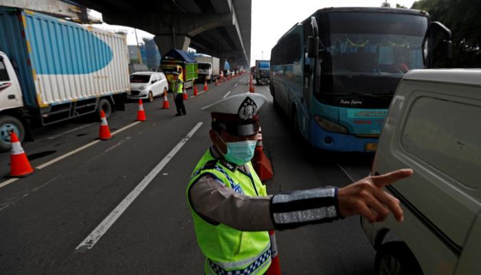 أحد أفراد الشرطة الإندونيسية