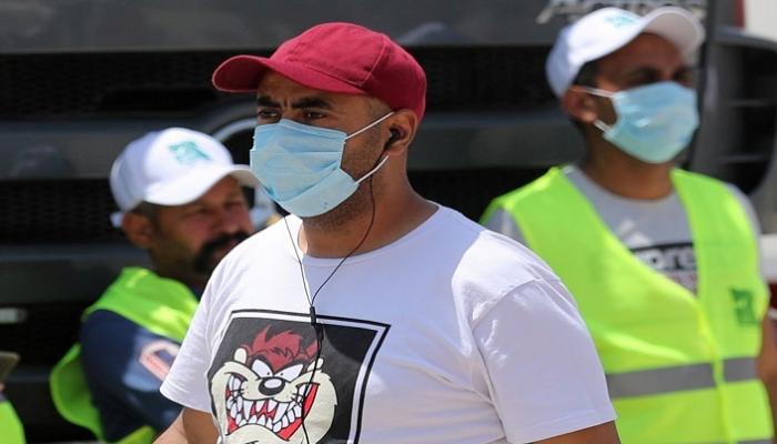أشخاص يرتدون كمامات للوقاية من عدوى كورونا في مصر