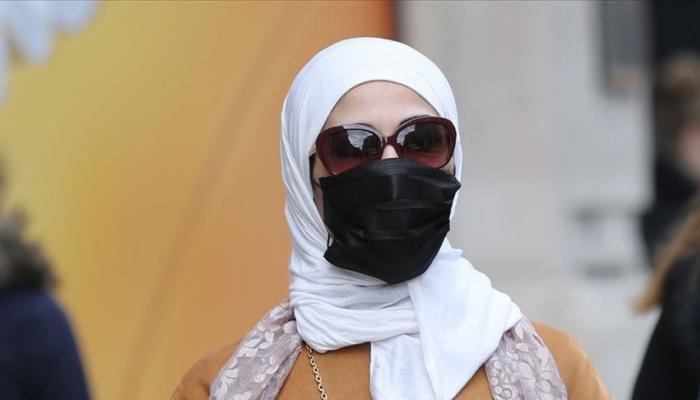 امرأة ترتدي كمامة للوقاية من فيروس كورونا