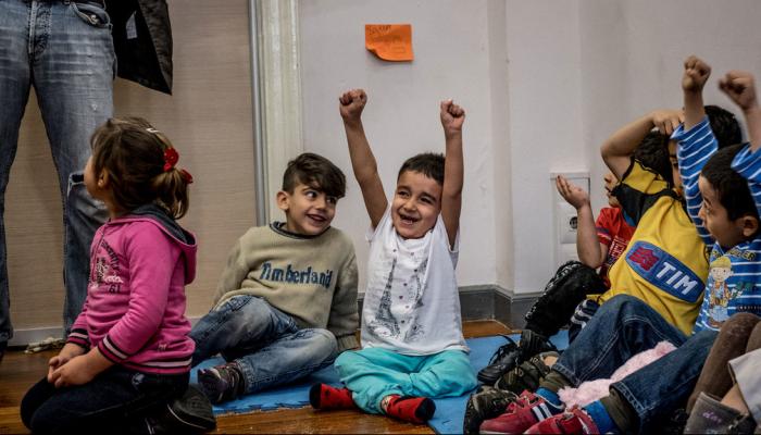 أطفال بمركز للاجئين في أثينا