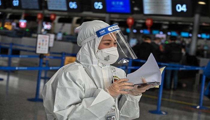 إحدى عناصر الفرق الطبية في الصين للكشف عن كورونا
