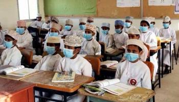 تلاميذ عمانيون يرتدون الكمامات