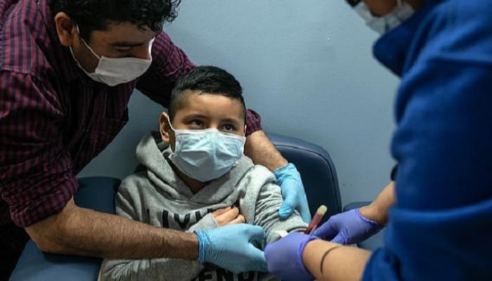 أحد الأطفال يخضع لفحص الأجسام المضادة - ديلي ميل