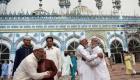 پاکستان: سندھ حکومت کا گلے مل کر عید مبارک دینے پر پابندی عائد کرنے کا فیصلہ
