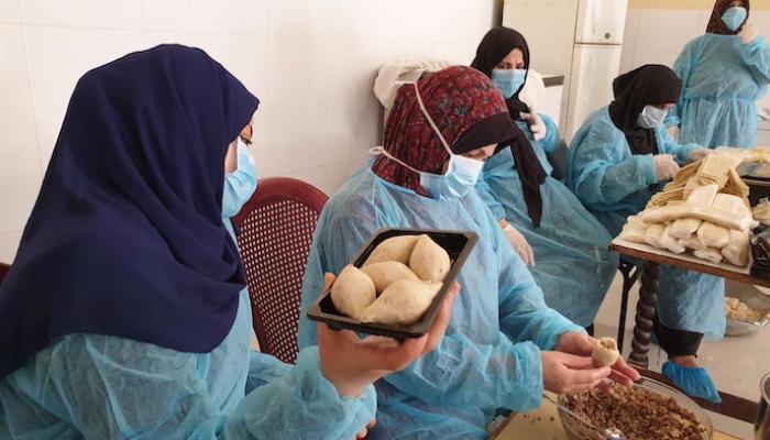 سيدات من مطبخ كرموسة يعددن الأكلات الرمضانية