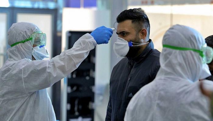 شاب يخضع لقياس درجة الحرارة - أرشيفية