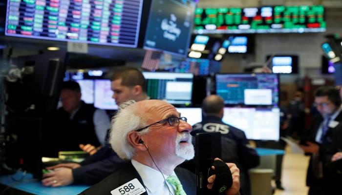 متعاملون أثناء التداول في بورصة وول ستريت - رويترز