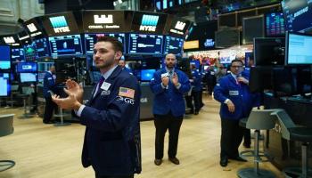 متعاملون أثناء التداول في بورصة وول ستريت - رويترز