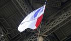 Un drapeau tricolore sur la tour Eiffel en hommage aux combattants 