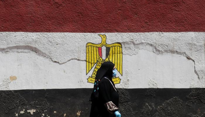 مصرية ترتدي الكمامة للوقاية من فيروس كورونا