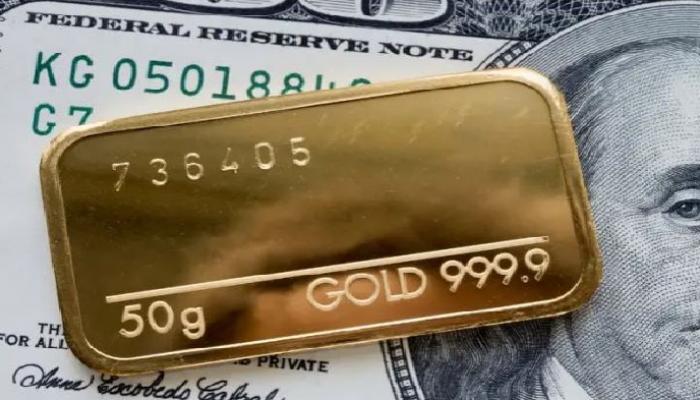 سبيكة ذهب فوق عملة الدولار