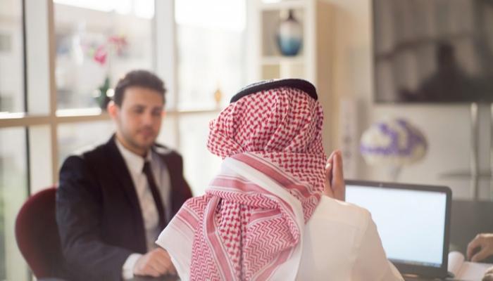 السعودية تطلق نظام عمل يربط الأجر بالساعة