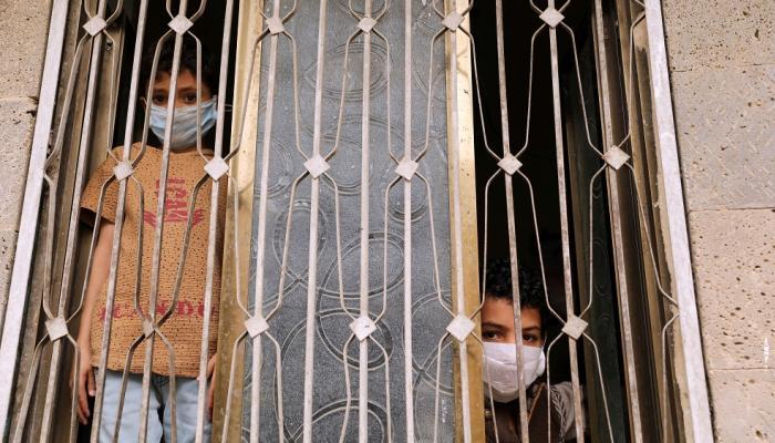 طفلان يمنيان يرتديان كمامتين للوقاية من كورونا