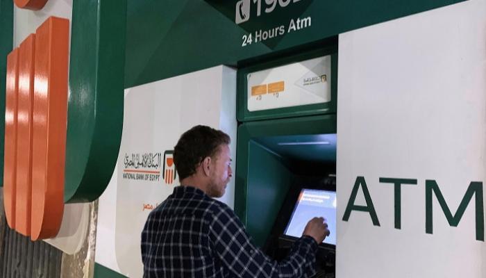 ماكينات صراف آلي تتبع البنك الأهلي المصري - رويترز