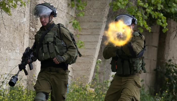 جندي إسرائيلي يطلق النار على فلسطينيين