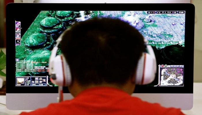 رجل صيني يمارس ألعاب الفيديو