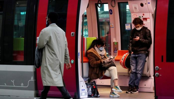 أشخاص يرتدون كمامات للوقاية من كورونا