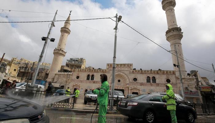 عمليات تعقيم لمكافحة كورونا في الأردن
