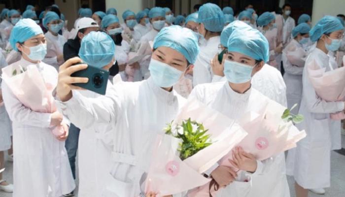 ممرضات صينيات سعيدات بانتهاء مهمتهن في ووهان