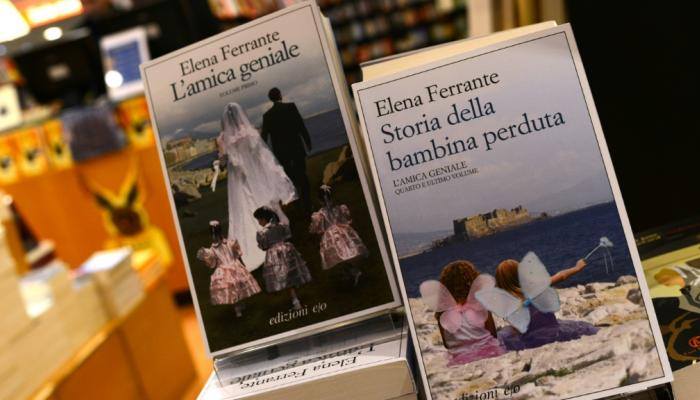 كتابان للإيطالية إيلينا فيرانتي في إحدى المكتبات في روما