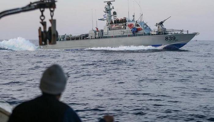 قوات الاحتلال تلاحق الصيادين في عرض البحر