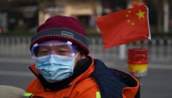 صيني يرتدي قناعا للوقاية من كورونا