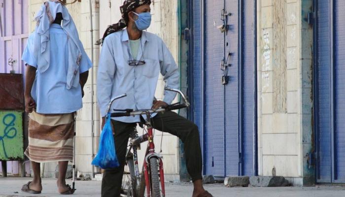 شاب يمني يرتدي الكمامة للوقاية من فيروس كورونا