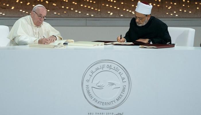 شيخ الأزهر وقداسة البابا فرنسيس خلال توقيع وثيقة الأخوة الإنسانية 
