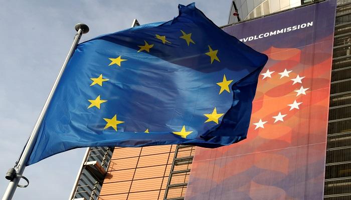 علم الاتحاد الأوروبي خارج مقر المفوضية في بروكسل