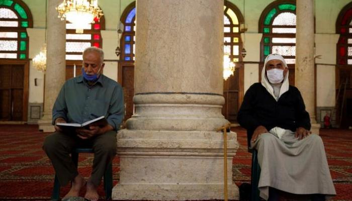 رجلان يرتديان كمامات للوقاية من كورونا بأحد مساجد دمشق - أرشيفية