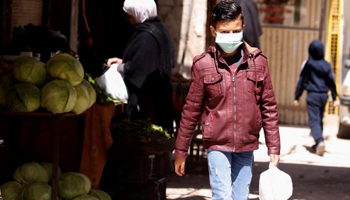 صبي فلسطيني يرتدي الكمامة للوقاية من فيروس كورونا