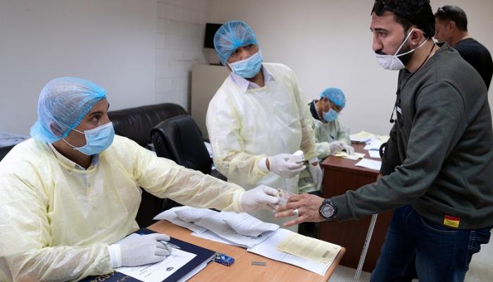 كويتي يتردد على مركز طبي لإجراء فحوص كورونا