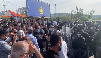 الشرطة الإسرائيلية في أثناء الاعتداء على المحتجين 