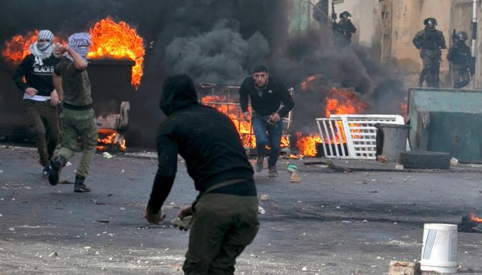 مشهد من مواجهات سابقة بين شبان فلسطينيين وقوات الاحتلال