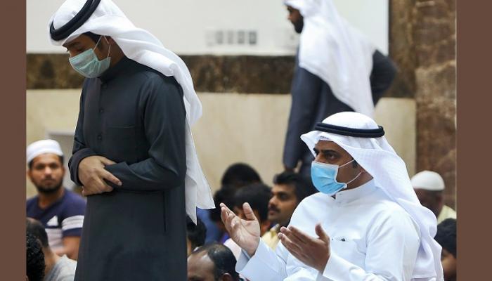 الفتوى أجازت الصلاة بالكمامة والقفازات خشية انتقال العدوى