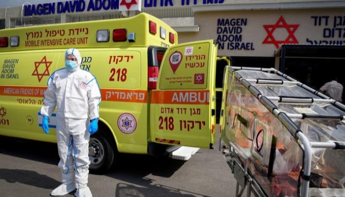 عامل صحي أمام مركز إسعاف للمصابين بكورونا في إسرائيل